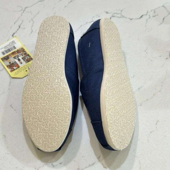 Tom’s Slip On Sneakers - Picture 5 of 6